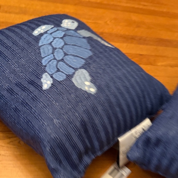 Vera Bradley Blue Sea Turtle Decorative Pillows NEW - Picture 4 of 14